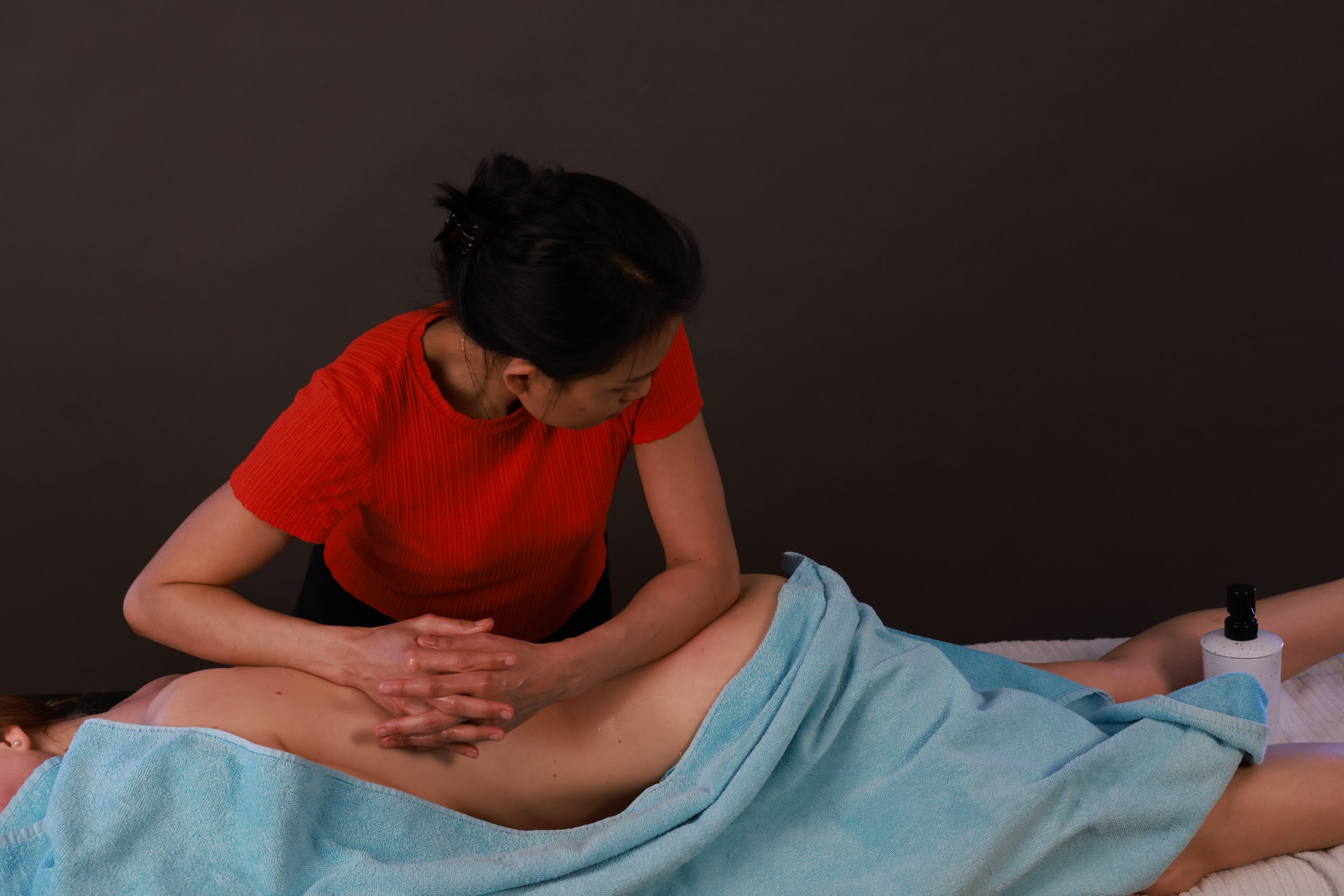 Alla kroppsdelar masseras och stretchas när Nok gör sin massage hemma hos privatpersoner i Nacka.